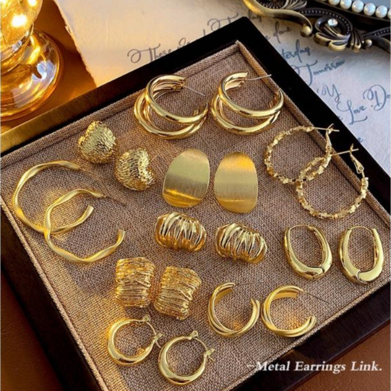 Retro Accessible Luxury Golden Hong Kong Style Earrings for Women 2025 New Hot Style High-End Earrings Niche Design Metal Earrings Retro Accessible Luxury Golden Hong Kong Style Earrings for Women 2025 New Hot Style High-End Earrings Niche Design Metal Earrings