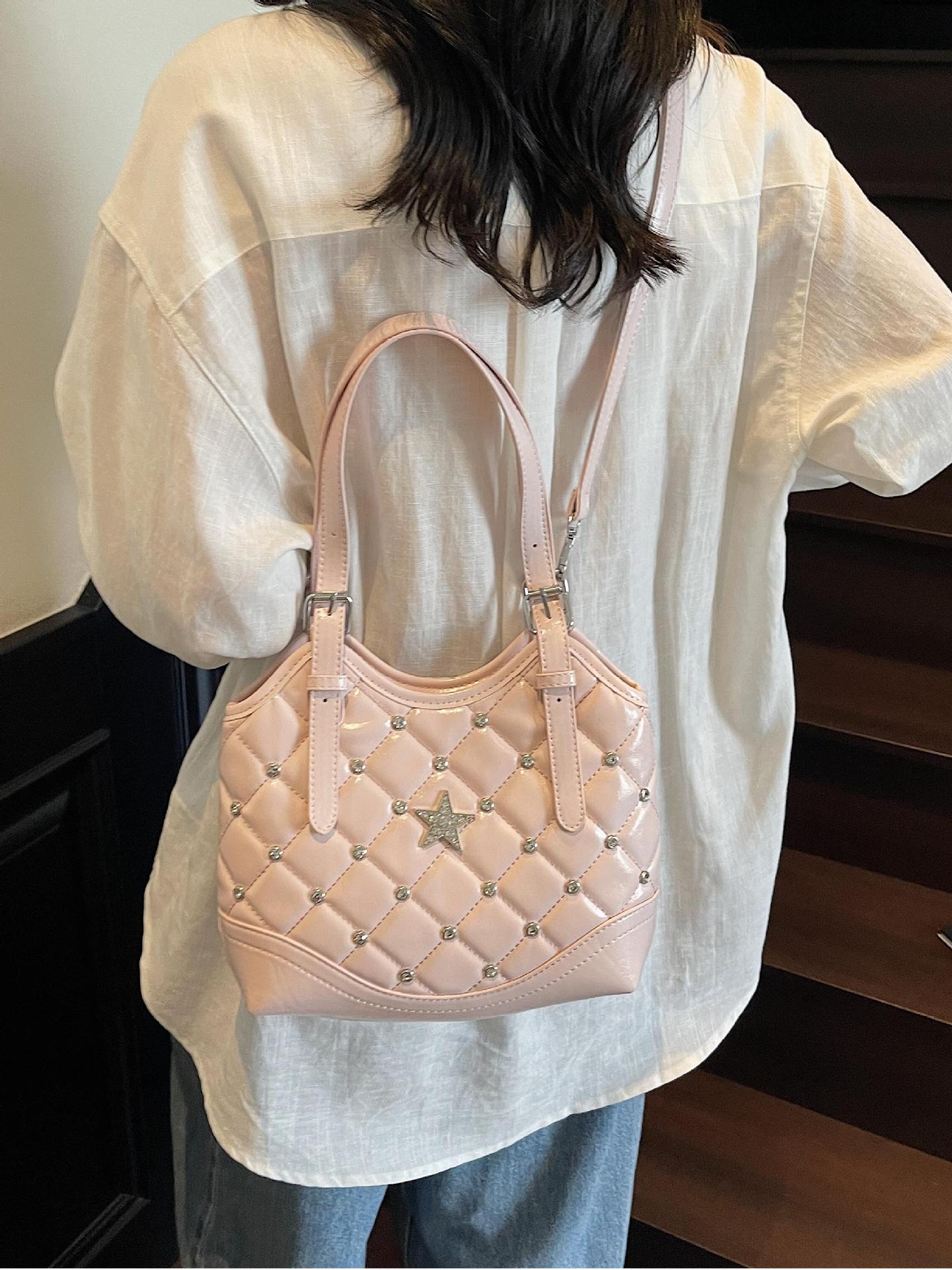 Bolso de remaches de moda de estilo extranjero para mujeres 2025 verano nuevo diamante versátil bolso de mochila súper caliente bolso de cubo