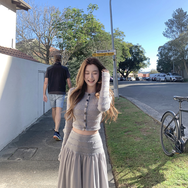 周壹8.8/10:00am 私享时刻 条纹针织上衣长半裙休闲两件套|undefined