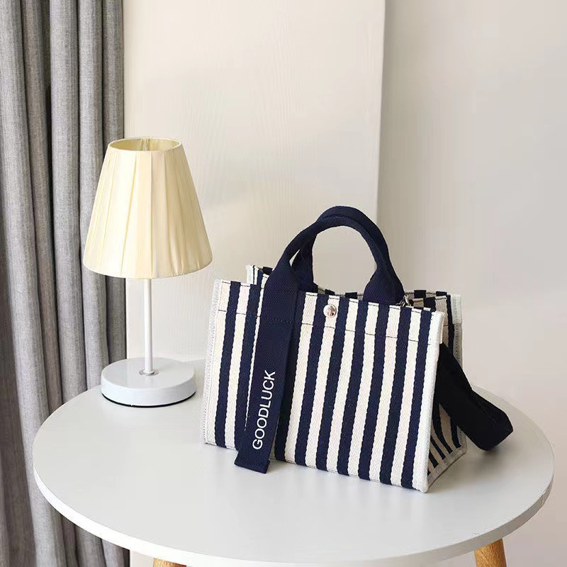 €Plaid Design Handbag for Work, Mommy Bag for Going Out, Crossbody Bag with Waterproof Interior, Tote Bag for Commuting €Plaid Design Handbag for Work, Mommy Bag for Going Out, Crossbody Bag with Waterproof Interior, Tote Bag for Commuting