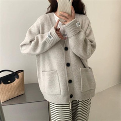秋冬の新型の女性の韓国版のゆったりしている高級なvネックのニットのオーバーの縁の袖のラベルの柔らかいモチとした怠惰なセーターのカーディガン