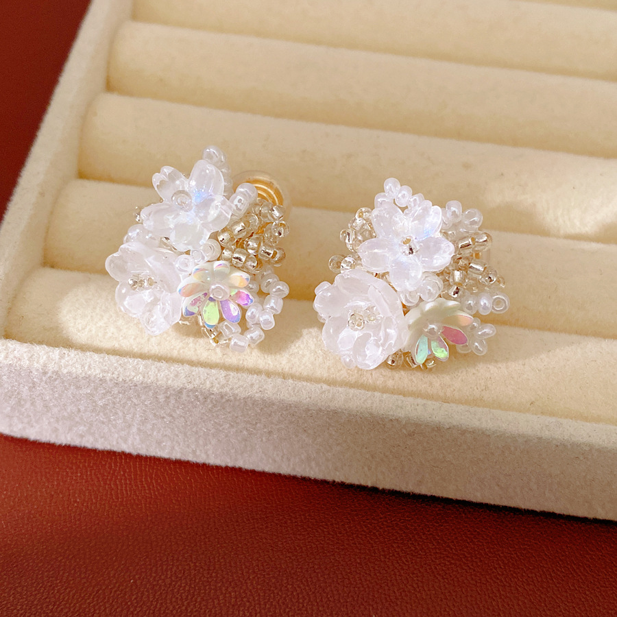 Flores de resina de color con cuentas de orejas para mujeres sin agujeros de orejas pequeñas pendientes dulces frescos ligeros de lujo alta sensación de auriculares al por mayor