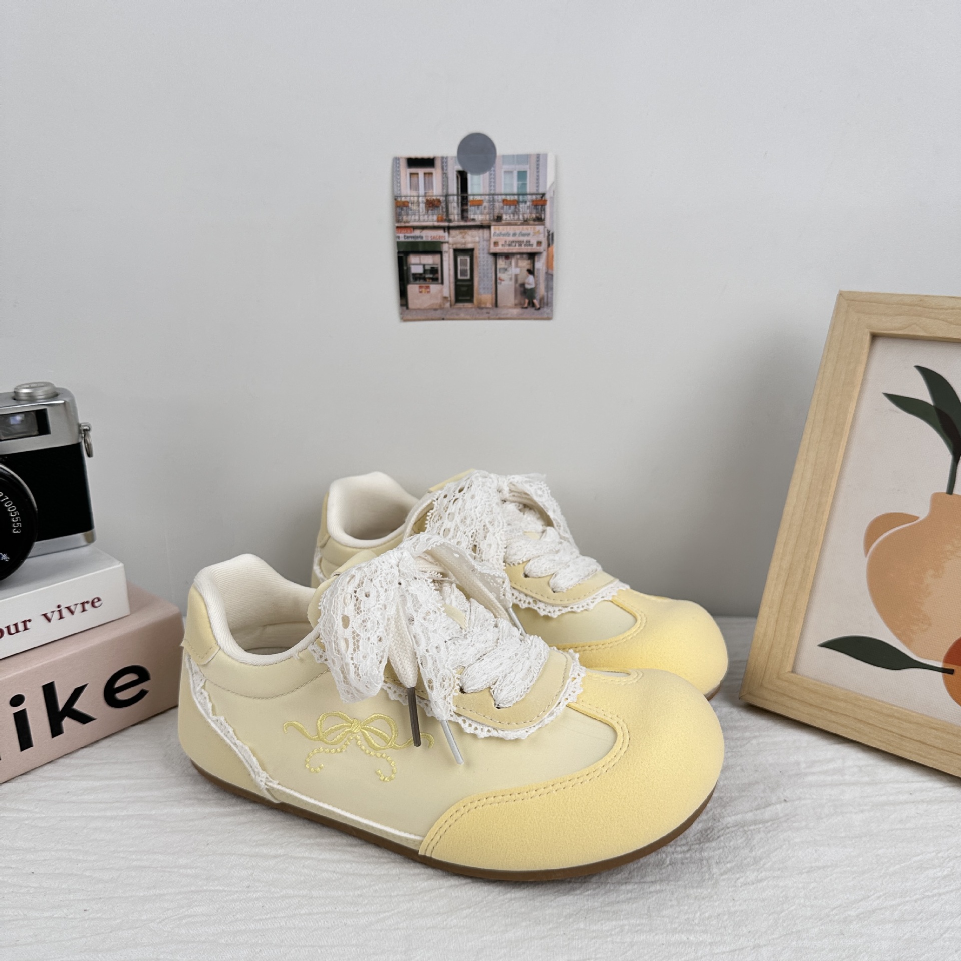 Zapatos blancos de ondas distantes de 2025 mujeres de verano ballet de encaje de zapatos de entrenamiento de estilo alemán, zapatos de skate casuales de nicho