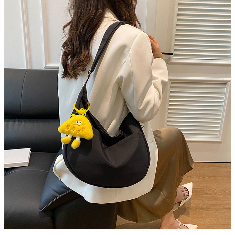 Simple solid-color canvas bag 2024 new style Japanese large-capacity single-shoulder dumpling bag, versatile for school and commuting crossbody bag Item Picture