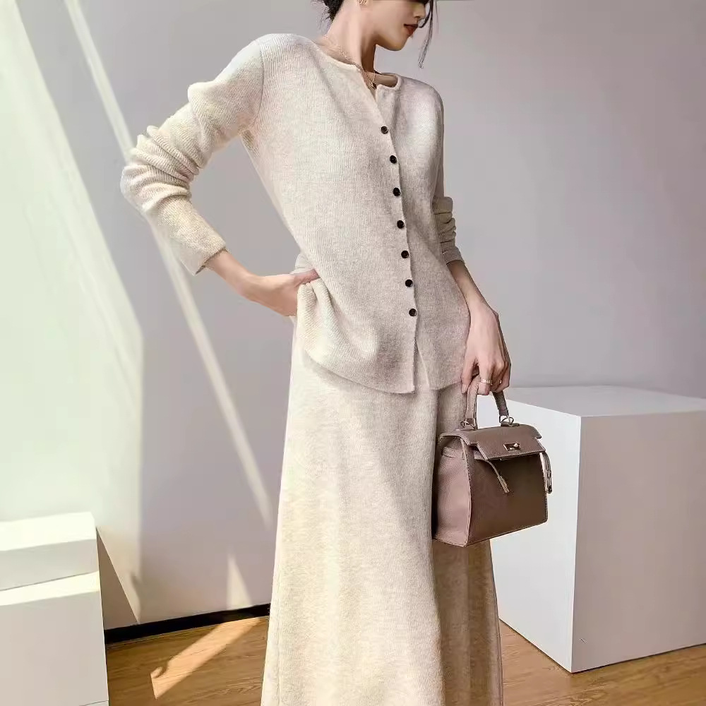 Demi-season elegant knitted cardigan