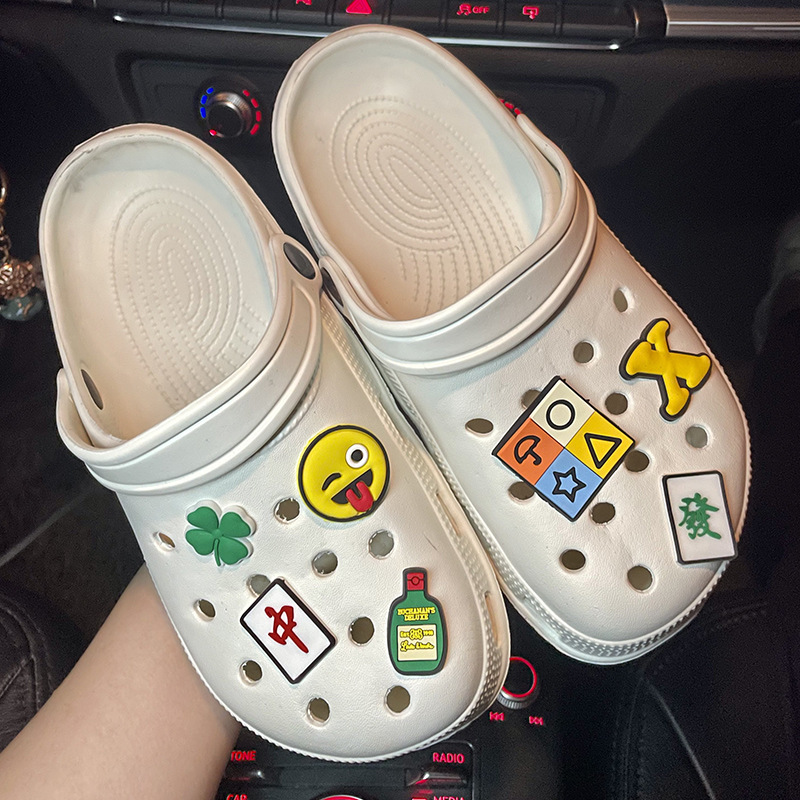 Free to match the couple's rubber buckle new net red hot selling hole shoes jewelry buckle soft rubber factory explosion wholesale