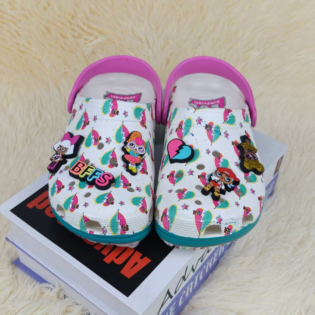 2025 nuevos zapatos agujero serie de dibujos animados monstruos eléctricos niños adultos series agujero zapatillas frescas al por mayor