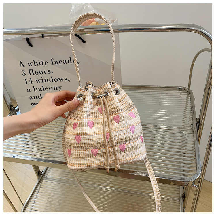 Women's Medium Pu Leather Stripe Heart Shape Vintage Style Classic Style Bucket String Bucket Bag display picture 18