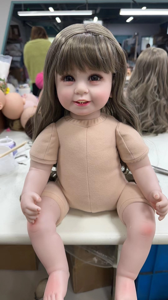 Como se muestra en la Figura bebé desnudo con el pelo 1