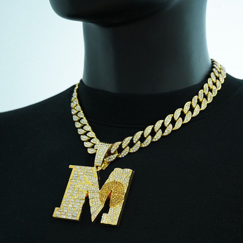 Venta caliente transfronteriza M Little Daisy Colgante knowknow mismo estilo Alloy Full Diamond Alfabeto inglés Hip Hop Colgante al por mayor