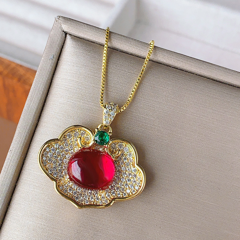 El nuevo collar colgante de oro de corindón rojo de imitación fluorescente con fondo de cobre de la joyería Zhuang Shengsheng 10*12