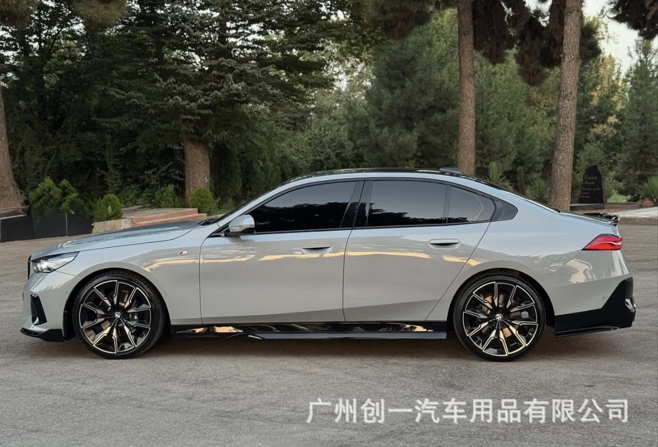 Suitable for 24-26 BMW 5 Series G60G68 modified MT body kit, front and rear bumpers, illuminated grille, MP front lip, rear lip, side skirts