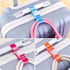 スーツケースの外付け掛けは荷物を持っています。