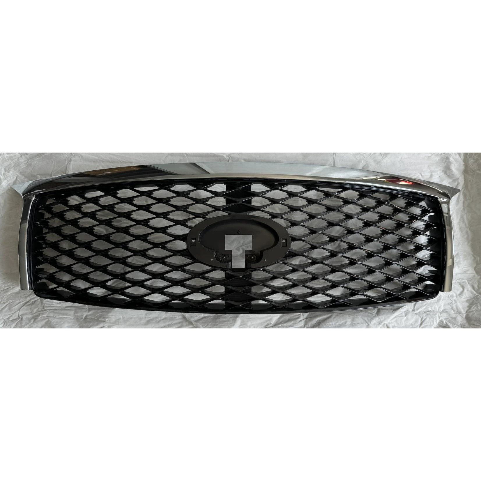 Решетка радиатора Infiniti QX56, средняя, гальваническая, OE 62310-5ZA0A