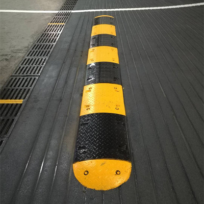 汽车停车斜坡大圆弧橡胶减速带公路小区减速板限速缓冲优质厂家