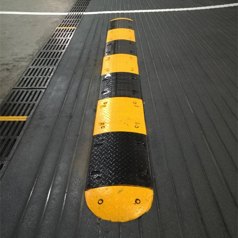 汽车停车斜坡大圆弧橡胶减速带公路小区减速板限速缓冲优质厂家