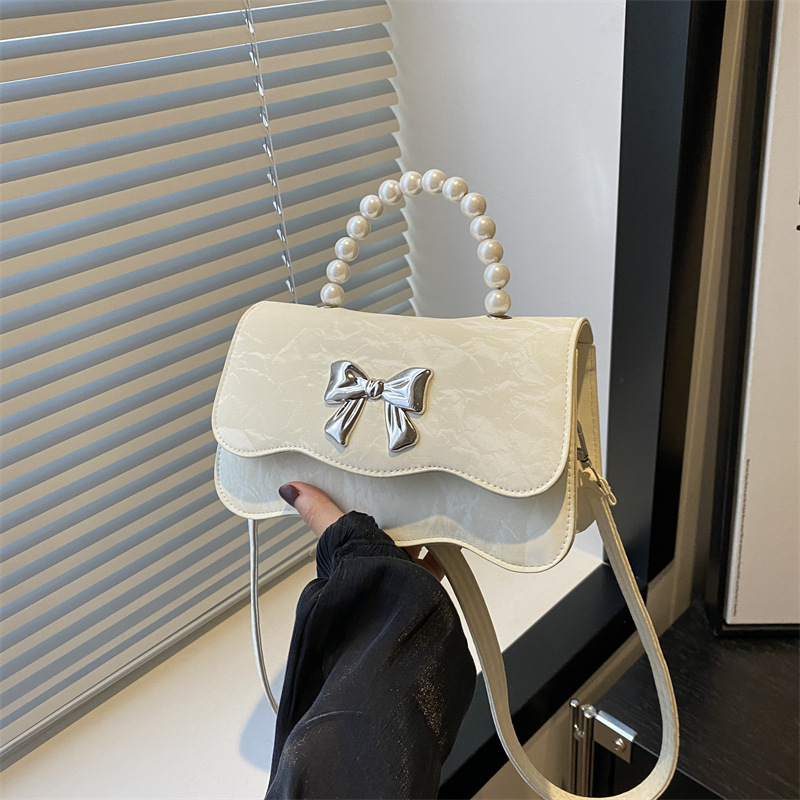 Fashion Pearl Handheld Crossbody Stylish Solid Color Design 2024 New Elegant Fresh Butterfly Textured Small Square Bag Fashion Pearl Handheld Crossbody Stylish Solid Color Design 2024 New Elegant Fresh Butterfly Textured Small Square Bag