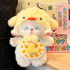 羊のぬいぐるみに変身しました。人形が可愛いです。