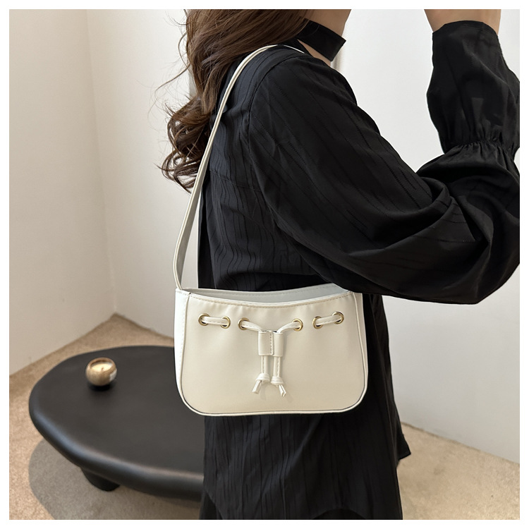 The new autumn/winter 2024 collection of women's bags features a retro and simple Korean-style underarm bag. This year, hand-held bags are in vogue, exuding a sense of sophistication undefined