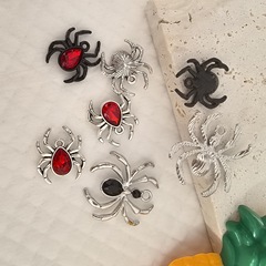 欧米の美しい風の復古の黒色のクモのイヤリングのアクセサリのハロウィンのDIYの部品の電気泳動の黒は水晶のペンダントをまねます。