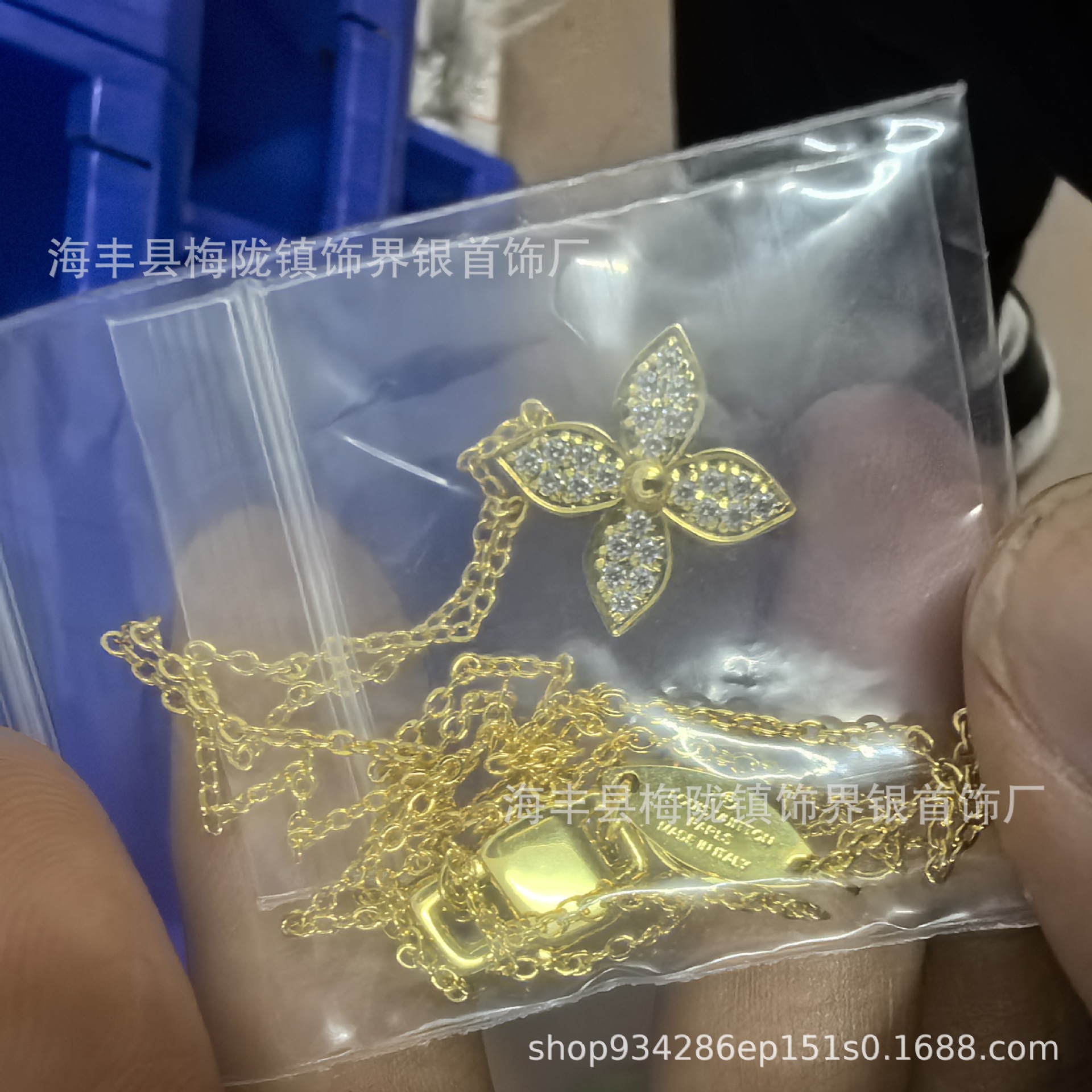 Donkey Familyの新作高級版四つ葉のクローバー五花ブレスレット、女性用18金メッキ、オールドフラワーパウダーシェルネックレス、アマゾナイトイヤリング