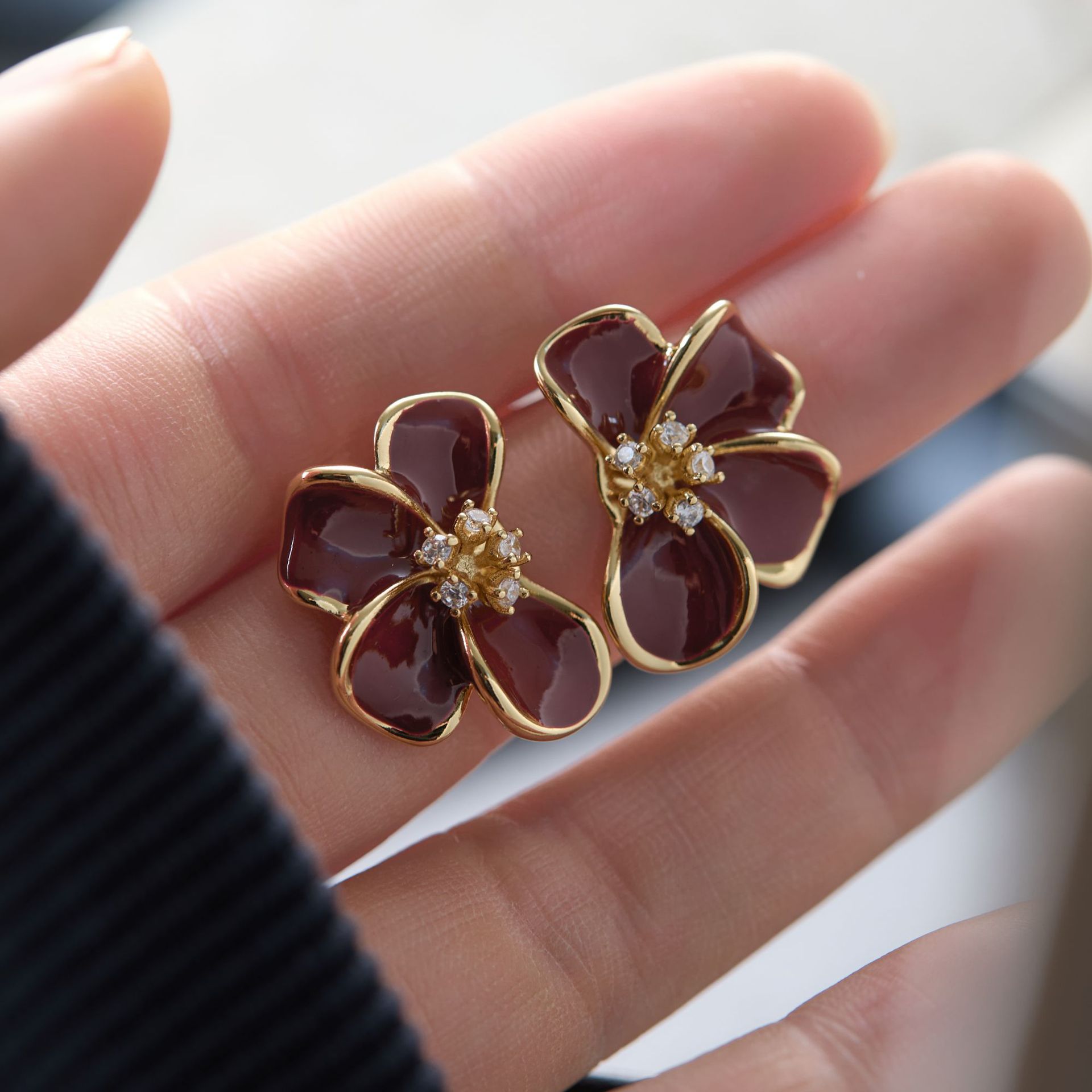 [Sakura Falling] Red Cherry Blossom Color Enamel Flower Earrings for Women, Accessible Luxury and High-End Earrings, Mosquito Coil Disc