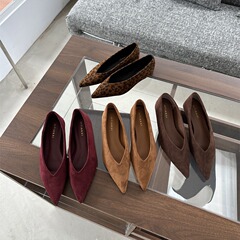 レトロなハイヒールの先の浅い靴の女性の靴のスエードの気質の1足はV口の柔らかい底の内を踏んで高くなります。
