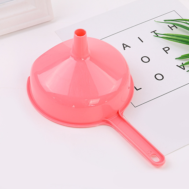 Embudo de mango largo multicolor Embudo de plástico hogar fuga de arroz Yiwu 2 yuanes suministro necesidades diarias de la tienda al por mayor