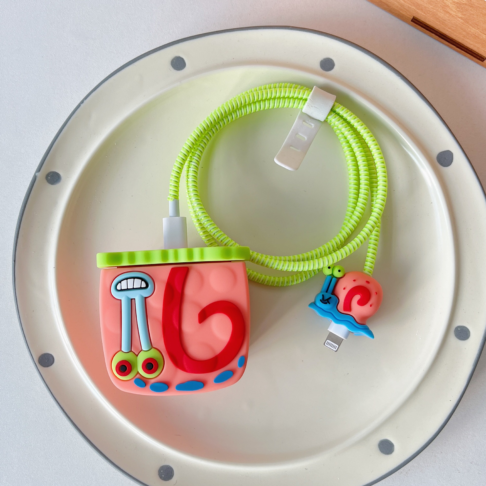 2024 nueva cubierta protectora de cabezal de carga rápida estándar británico de dibujos animados de 20W para cargador de Apple 20WPD plegable de tres enchufes