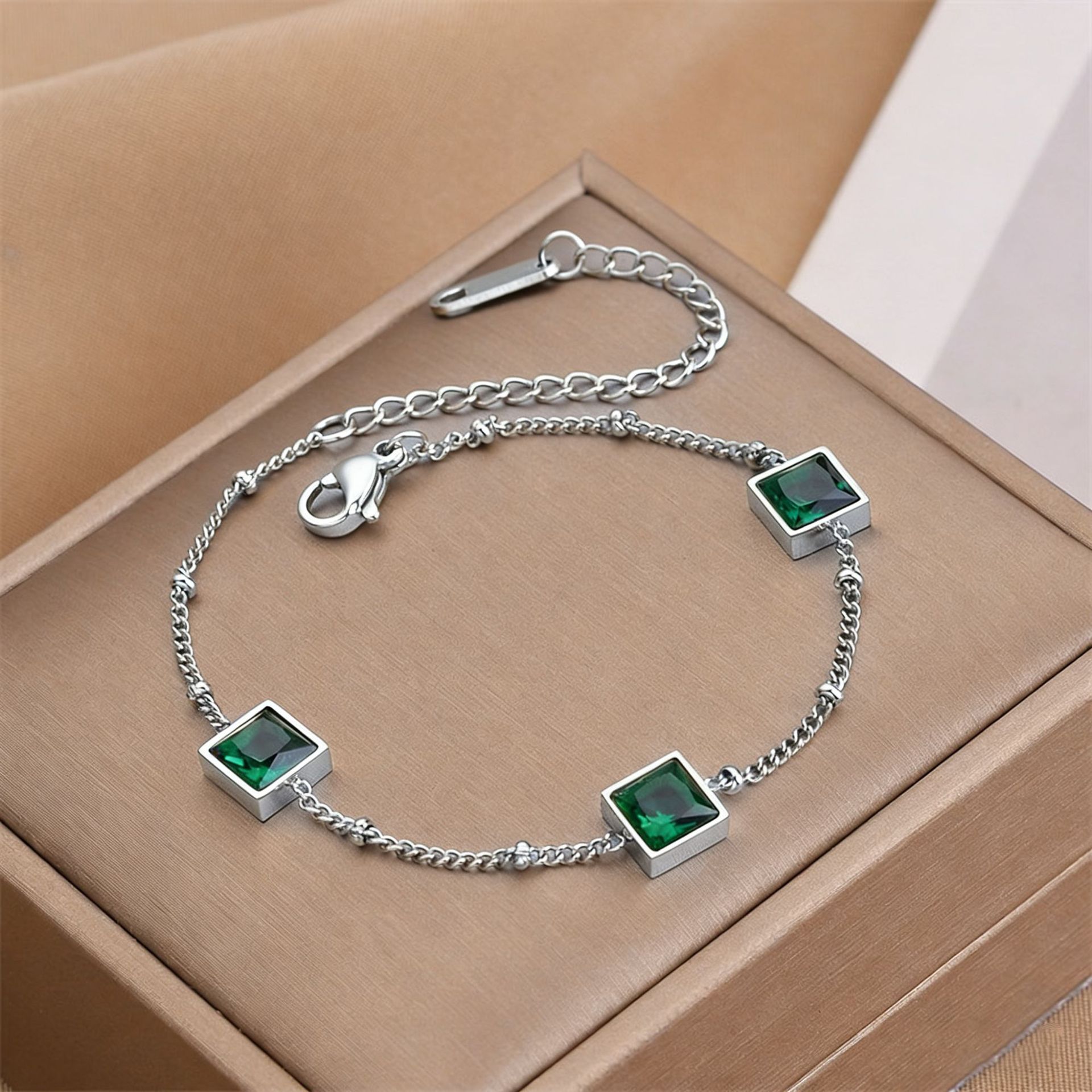 Europa y los Estados Unidos ventas calientes ins estilo de moda nicho sensación de diseño lujoso cuadrado esmeralda zircon titanio pulsera de acero mujer