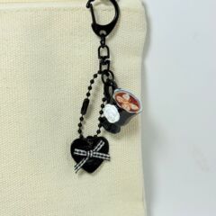 「Chenxi オリジナル」小さな香りのレトロなコーヒーカップラブキーホルダークリエイティブ黒と白のコントラストフラワーハンギングジュエリー