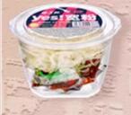 楊主の番頭の優れたラーメンの粉の麺の野菜の卵の広い粉の金のスープの肥えた牛の多い味の桶はインスタント食品の量の大きい特恵に便利です。