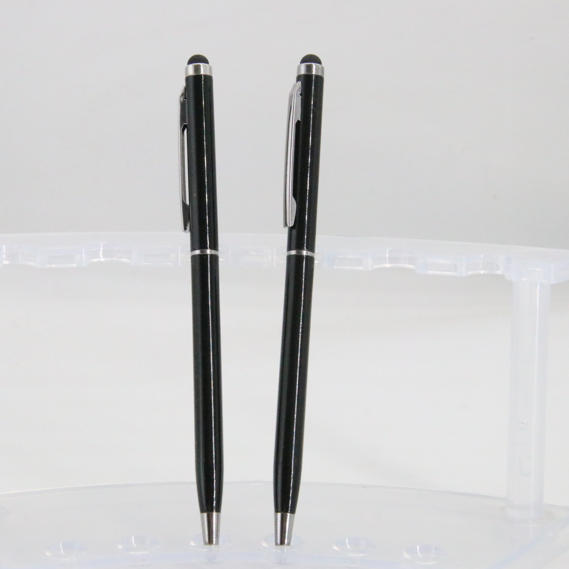 Bolígrafos metálicos giratorios con punta táctil y logotipos láser. Fabricantes de artículos de oficina y escolares venden bolígrafos al por mayor.