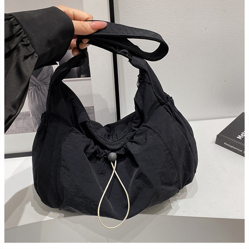 Fashionable lightweight nylon bag design fabric crossbody bag for women, trendy and versatile, simple shoulder bag.
