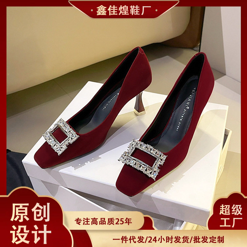 Giày cao gót nữ mũi vuông đính đá khóa vuông gót 6–8 cm — màu đỏ, đen