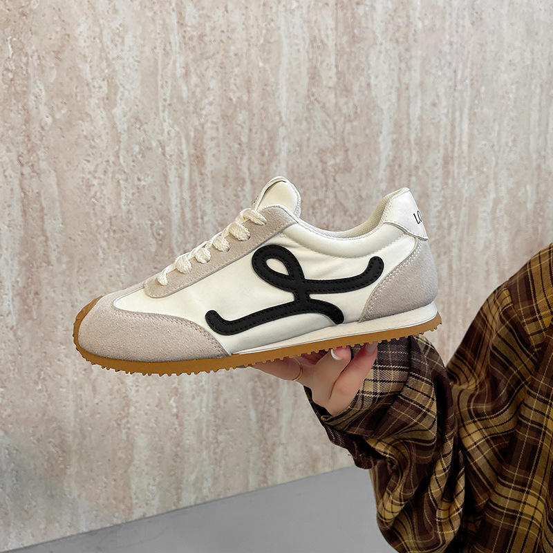 Wang Yibo es el mismo estilo de primavera de 2025 super explosión asimetría gran correa de cabeza de moda casual Agan De zapatos de entrenamiento para mujeres