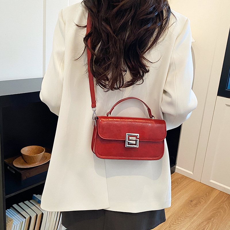 Moda 2026 nuevo retro bolso de hombro bajo la braza, bolso cuadrado de primavera y verano para mujeres, bolso de transporte ocio de estilo extranjero