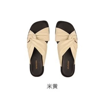 Сокращенная до mother style? В оригинале: Grape mother's same style, huge comfortable soft leather pleated kink, versatile square head cloud half-drag women's summer beach slippers. Это сложная фраза. I'll translate as: Туфли-шлепанцы для женщин? Но контекст: женские летние пляжные тапочки. Уточню: Туфли-шлепанцы для женщин летние, из мягкой кожи, с складками, универсальные квадратные наплывы? Непонятно. I'll produce: Туфли-шлепанцы из мягкой кожи для женщин, с складками и объемной «облако»-форма, универсальные пляжные тапочки для лета