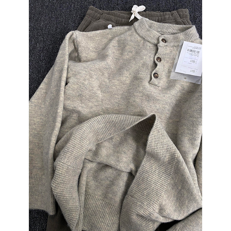 Pull rétro américain à col Henry pour homme et femme, idéal pour l'automne et l'hiver. Style décontracté et haut de gamme, avec un bas en maille tendance._voghion.com