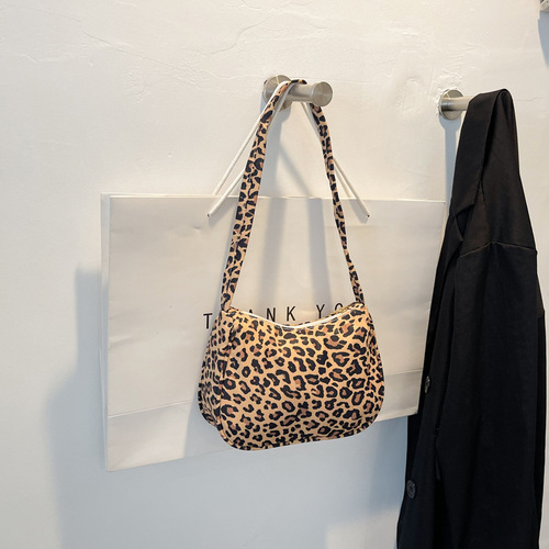 New trendy Korean style baguette bag, simple and stylish shoulder handbag, fashionable retro armpit small bag, women's bag