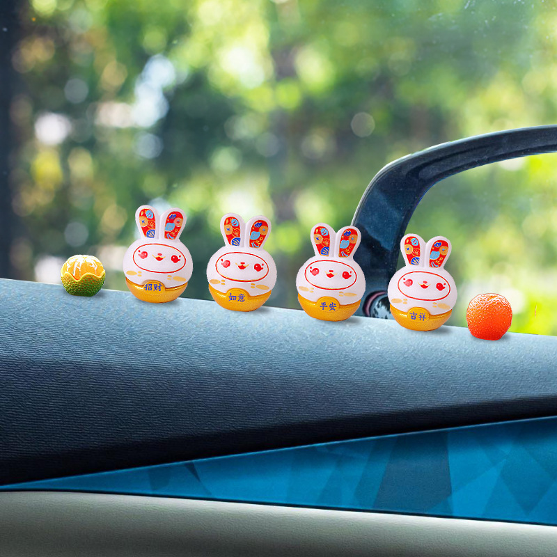 Figura Geely 2024 nuevo adorno de coche dibujos animados conejito año nuevo seguro decoración de coche suministros de coche