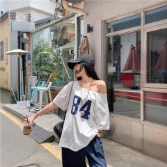 デザイン感のあるアルファベットのプリントの肩のtシャツの女性2025夏の新型カジュアルなゆったりした中長タイプの学生の上着の女性