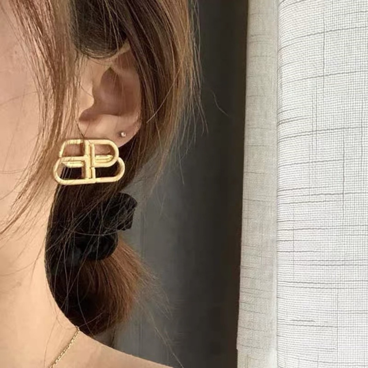 Retro Metal Texture Brass Letter B Earrings display picture 2