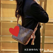 直供跨境新款m lv女包女士水桶包邮差包麻将包链条包腋下包法棍包