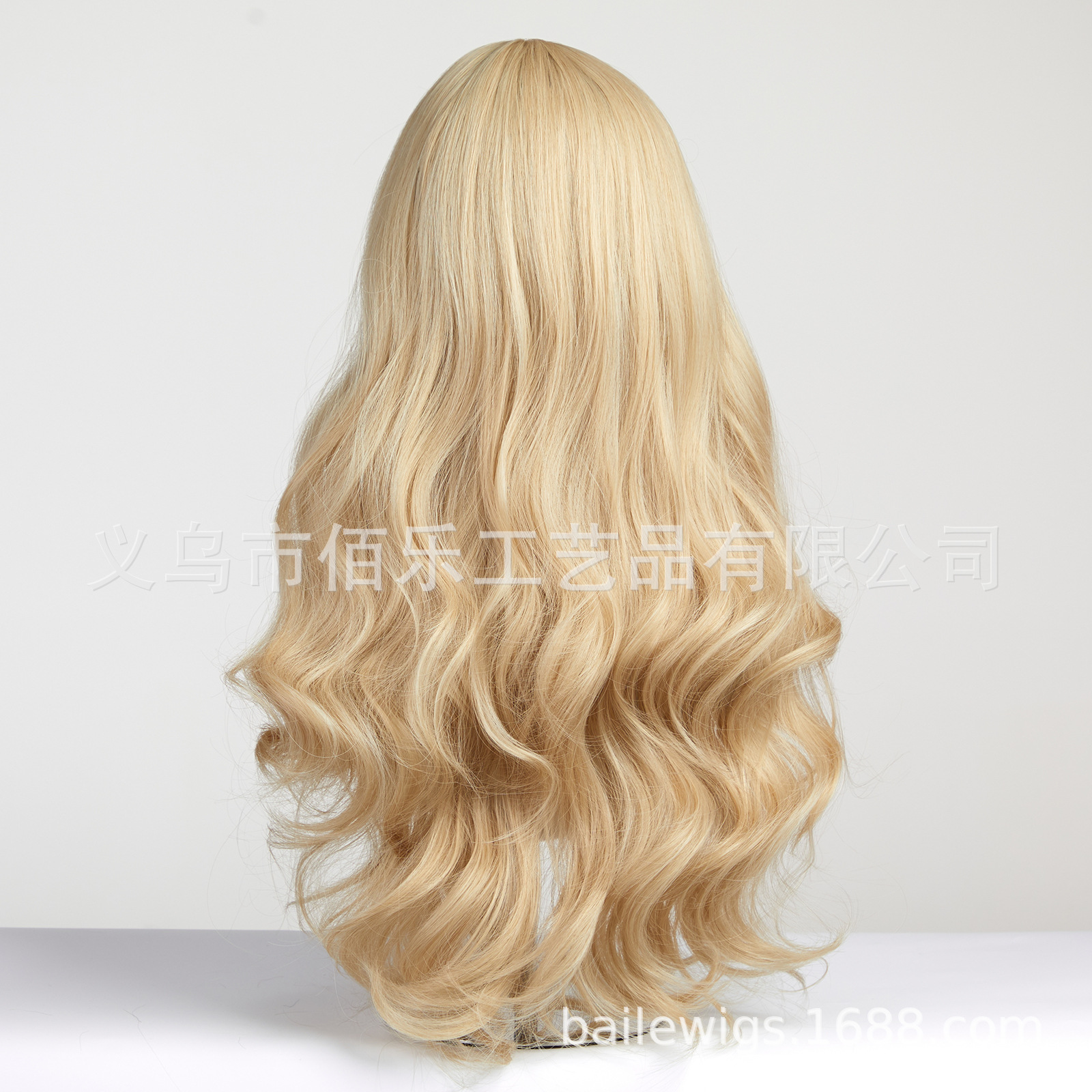 Perucas de cabello de oro transfronterizas Qi Liuhai cabello rizado largo de fibra química de cabello de mujer Xuchang cabello de cabello transfronterizos al por mayor