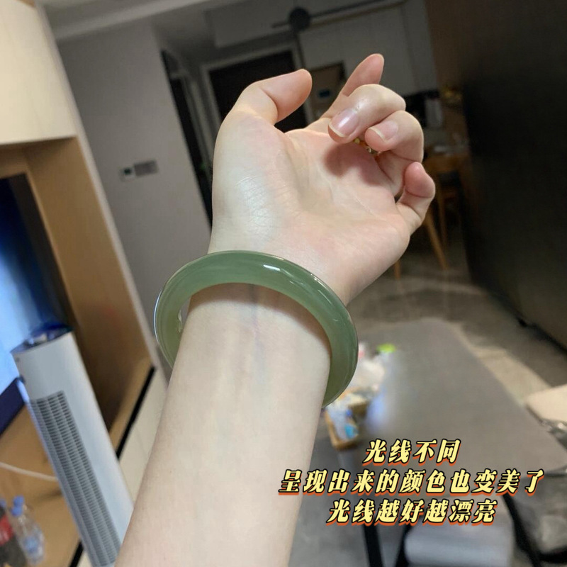 新疆と田玉湖水緑のブレスレットの女性のタイプの晴水の平条のアフガニスタンの青い白玉の茶色の天然の少女の玉の腕輪|undefined