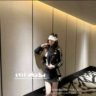 2026秋冬新款莫代尔空气层夹白条透气立领短款拉链外套休闲运动外