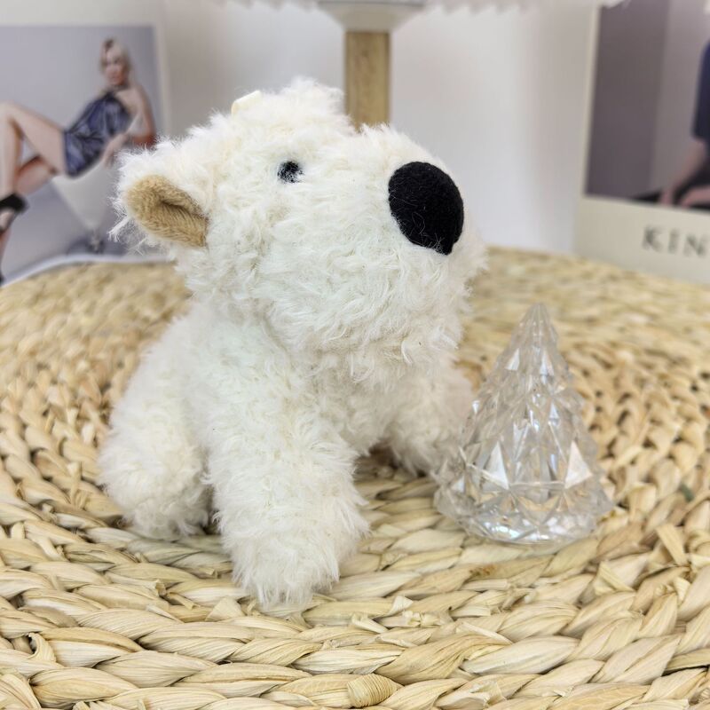 ぼんやりと萌えます。西高地のぬいぐるみのペンダントには、キャラクターの子犬のネックレスが飾られています。|undefined