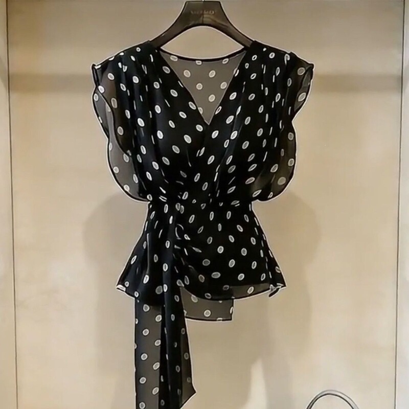 Hepburn-style French sleeveless black polka dot 2026 tie-neck shirt, new summer slim-fit top with deep V-neck