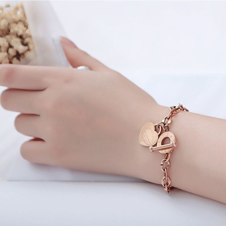 Nueva pulsera de acero de titanio estilo INS con diseño de nicho para mujer, pulsera con hebilla OT en forma de corazón, pulsera de acero inoxidable con forma de corazón, joyería de lujo ligero.